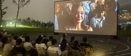 （中国鸡巴搞俄罗斯女人的视频转载）成都秋夜“新耍法”：到公园看坝坝电影